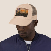 Late herfst schaafbomen op de heuvel bij zonsonder trucker pet (In situ)