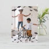 Laten we Batty Halloween Bats Foto Card halen Feestdagenkaart (Staand voorkant)