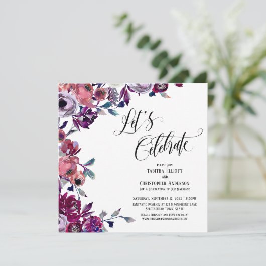 Laten we bloeiende schrift vette bloemen vieren kaart (Staand voorkant)