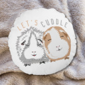 Laten we cavia knuffelen rond kussen