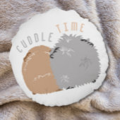 Laten we cavia knuffelen rond kussen