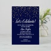 Laten we Confetti vieren op Navy Blue Party Gold Folie Uitnodiging (Staand Voorkant)