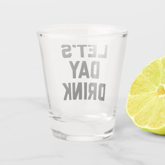 Laten we dag Drink grappige prijsopgave Shot Glas (Achterkant)