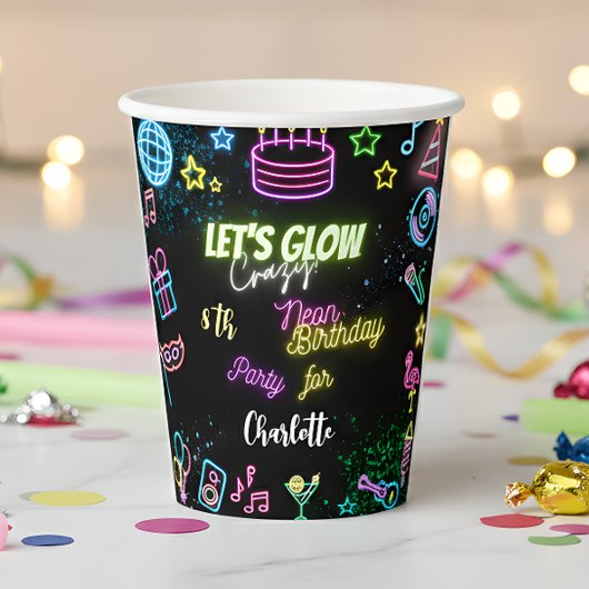Laten we de gekke neonverjaardag lokken papieren bekers