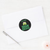 Laten we de Sint Patrick's Day in de schijnwerpers Ronde Sticker (Envelop)