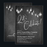 Laten we Edison Lights Chalkboard Ontvangst Vieren Kaart<br><div class="desc">Deze elegante maar rustieke uitnodigingskaart voor het bruiloftsfeest heeft een grafische textuur op een krijtbord-achtergrond met daaroverheen gelegde afbeeldingen die reeksen vintage Edison-peertjes in grijstinten weergeven. Ik heb een uitgewerkt modern schrifttype gebruikt om grafische elementen weer te geven met de woorden "Let's Celebrate" op de voorkant en "love" op de...</div>