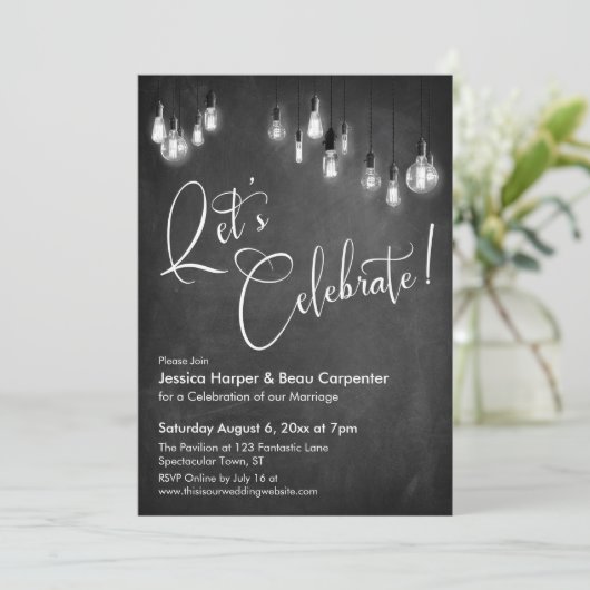 Laten we Edison Lights Chalkboard Reception vieren Kaart (Staand voorkant)
