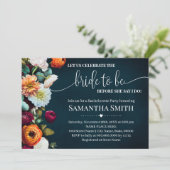 Laten we een gevierde bride tonen die de wijnmarin kaart (Staand voorkant)