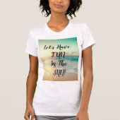 "Laten we een vlinderstekst op een zonnige strandf T-shirt (Voorkant)