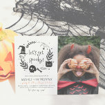 Laten we elke dag een foto van elke leeftijd maken kaart<br><div class="desc">Uitnodigingen voor Halloween-verjaardagsfeestjes. Dit moderne ontwerp is voorzien van een handgetekend lijst van Halloween-elementen: een spin, cobwebs, een zwarte kat, het pet van een heks, een schedel, botten, snoep en nog veel meer! Binnenin staat in een schattig decoratief lettertype: "Laten we spooky worden!". Hieronder, begint de gebeurtenisinformatie met "sluit zich...</div>