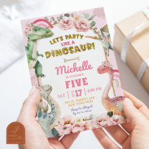 Laten we feesten als een dinosaurusmeisje met een