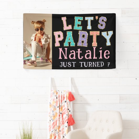 Laten we feestvieren Preppy Faux Chenille Verjaard Spandoek (Insitu)