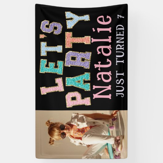 Laten we feestvieren Preppy Faux Chenille Verjaard Spandoek (Verticaal)