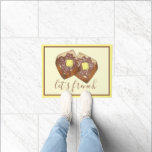 Laten we Franstalige Toast Butter en Syrup Breakfa Deurmat<br><div class="desc">In het ontwerp is een originele markeerafbeelding van heerlijk challah fFrench toast in de stijl van diner (ook bekend als eizoenbrood) getopt met stroop, suiker in poedervorm en boterhammen. Een favoriete ontbijt. Dit franse toast foodie ontwerp is ook beschikbaar op andere producten. Zie je niet wat je zoekt? Hulp nodig...</div>