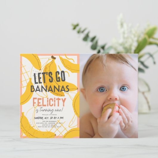 Laten we gaan bananen geel & roze 1e verjaardag fo kaart (Staand voorkant)