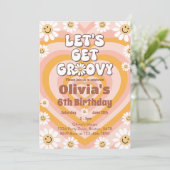 Laten we Groovy Retro Heart Birthday uitnodiging k (Staand voorkant)