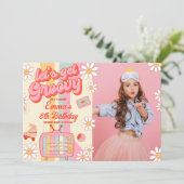 Laten we Groovy Verjaardag Foto uitnodiging (Staand voorkant)