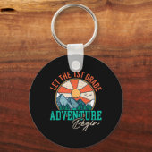 Laten we het 1e klas avontuur beginnen plezier ter sleutelhanger (Achterkant)