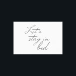 Laten we in Bed Modern Wall Art blijven citeren Ee Canvas Afdruk<br><div class="desc">Eenvoudige en moderne typografie,  handgeschreven lettertype voor de woorden "Laten we in bed blijven". Een modern muurkunstcitaat voor uw gebedje.</div>