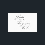 Laten we in Bed Modern Wall Art blijven citeren Ee Canvas Afdruk<br><div class="desc">Eenvoudige en moderne typografie,  handgeschreven lettertype voor de woorden "Laten we in bed blijven". Een modern muurkunstcitaat voor uw gebedje.</div>