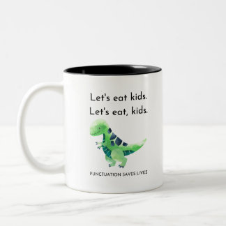 Laten we kinderen eten. Laten we eten, kinderen. Tweekleurige Koffiemok