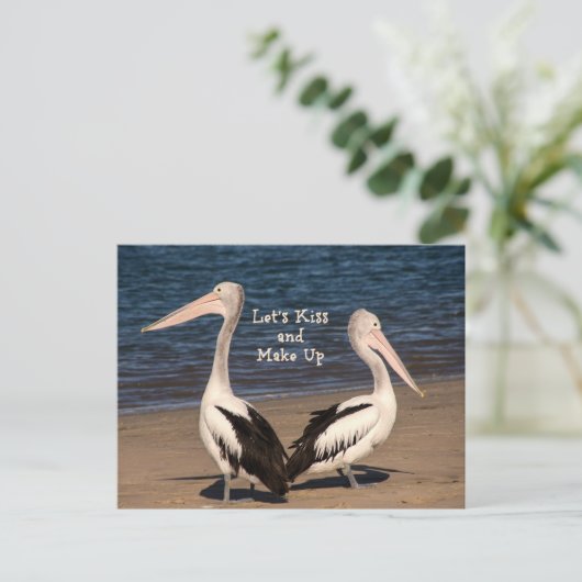 "Laten we kus en make up" Pelicans op het strand Briefkaart (Staand voorkant)