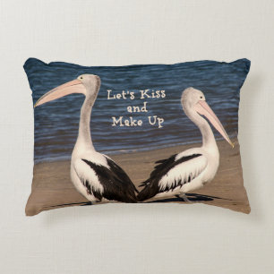 "Laten we kus en make up" Pelicans op het strand Decoratief Kussen