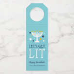 Laten we Lit halen | Funny Hanukkah Flessenhanger<br><div class="desc">Dress je Hanoekawijn,  geesten of biercadeautjes op met deze leuke en grappige labels. Bottle hang labels is voorzien van een turkooisblauwe achtergrond met "Laten we verlicht worden" en een verlichte menorah illustratie voorzien van blauwe en witte sterren. Pas met een naam en/of gepersonaliseerde groet Hanukkah aan.</div>