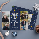 Laten we Lit halen | Funny Hanukkah Foto Collage Feestdagenkaart<br><div class="desc">Tijd om aan te vallen... de menorah , dat is het . De grappige Hanukkah-fotokaart is voorzien van "Laten we verlicht worden" onder een menorah-afbeelding met blauwe en witte sterren. Voeg vier van uw favoriete foto's in een collage lay-out, samen met uw namen en een de groet van douaneHanukkah toe....</div>