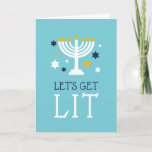 Laten we Lit halen | Funny Hanukkah Wenskaart Feestdagen Kaart<br><div class="desc">Het grappige wenskaart Hanukkah heeft een turquoise blauwe achtergrond met "Laten we gaan branden" en een verlichte menorah-illustratie voorzien van blauwe en witte sterren. Pas de binnenkant aan met een voorgedrukt Hanoekabericht en een voorgedrukte handtekening.</div>