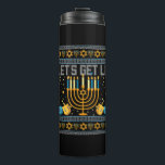 Laten we Lit Menorah Jewish Pun Ugly Hanukkah Chan Thermosbeker<br><div class="desc">Dit is een geweldig kerstcadeau. Je familie,  vrienden of kinderen zullen van dit cadeau houden nadat je het aan hen hebt gegeven. Ik wens u en uw familie en vrienden een prettige kerst.</div>