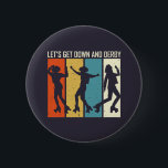 Laten we naar beneden en Derby Funny Roller Derby  Ronde Button 5,7 Cm<br><div class="desc">Koelrolmodel voor mensen die graag schaats willen rollen,  dansen en trucjes in het schaats park maken. Koel  retro-noodlijdende ontwerpproducten voor freestyle roller skater en roller derby player. Ideaal voor meisjes die spelen in roller derby team. Geweldig kerstcadeau en verjaardagscadeau voor familie en vrienden.</div>