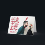 Laten we Naughty Red Hand Lettered Funny Holiday z Feestdagen Kaart<br><div class="desc">Spread vakantiewenk met deze moderne,  unieke en grappige vakantiekaart met rode,  met de hand geschreven citaat "Laten we stout zijn en de Kerstman de reis besparen". Deze kaart is beschikbaar in andere kleuren.</div>