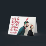 Laten we Naughty Red Hand Lettered Funny Holiday z Feestdagen Kaart<br><div class="desc">Spread vakantiewenk met deze moderne,  unieke en grappige vakantiekaart met rode,  met de hand geschreven citaat "Laten we stout zijn en de Kerstman de reis besparen". Deze kaart is beschikbaar in andere kleuren.</div>