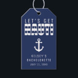 Laten we Nauti Blue Bachelorette Party Favor halen Cadeaulabel<br><div class="desc">Blauw-wit gestreepte "let's get nauti" gunsttags voor een vrijgezellenfeest. Personaliseer het met je eigen tekst.</div>