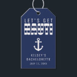 Laten we Nauti Blue Bachelorette Party Favor halen Cadeaulabel<br><div class="desc">Blauw-wit gestreepte "let's get nauti" gunsttags voor een vrijgezellenfeest. Personaliseer het met je eigen tekst.</div>