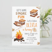 Laten we nog meer leuke kampvuur verjaardagsuitnod kaart (Staand voorkant)