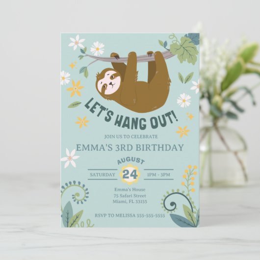 Laten we Oerwoud Sloth Verjaardag ophangen Kaart (Staand voorkant)
