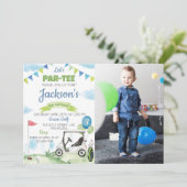 Laten we Par-t-shirt golfverjaardagsuitnodiging Kaart (Staand voorkant)