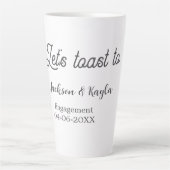 Laten we proosten op verlovingsfeest naam datum el latte mok (Voorkant)