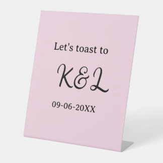 Laten we proosten op verlovingsnaam letter roze reclamebord met voetstuk