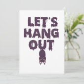 Laten we rondhangen Grappige Spooky Halloween Bat  Kaart (Staand voorkant)