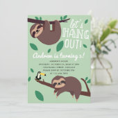 Laten we Schattigee Sloth Kids Verjaardag rondhang Kaart (Staand voorkant)