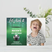 Laten we schoppen het voetbal verjaardagsuitnodigi kaart (Staand voorkant)