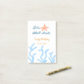 Laten we shell-ebraten onder de zee blauwe verjaar post-it® notes (Op bureau)