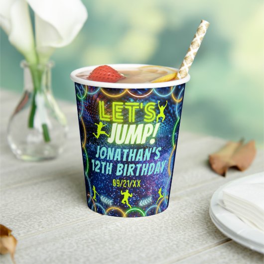 Laten we springen Trampoline Party Neon Green Glow Papieren Bekers (Insitu)