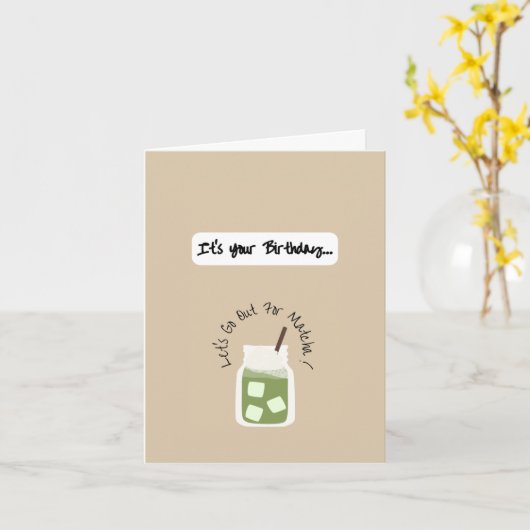 'Laten we uitgaan voor Matcha' Verjaardag Kaart (Gele Bloem)