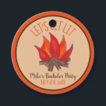 Laten we verlicht vrijgezellenfeest Stag Do Campir Bedankjes Labels<br><div class="desc">Het ontwerp toont een originele markeringsafbeelding van een rood en oranje kampvuur, met vlammen die ontstaan uit bruine houtblokken. Geweldig voor een camping- of buitenliefhebber, of een LET'S GET LIT thema vrijgezellenfeest of 21e verjaardagsfeestje. Gewoon personaliseren met uw informatie. Dit kampvuurontwerp is ook beschikbaar op andere producten. Zie je niet...</div>