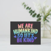 Laten we vriendelijk zijn Mensheid Quote ansichtka Briefkaart (Staand voorkant)