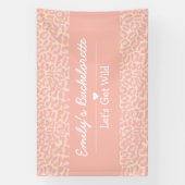 Laten we Wild Fun Cheetah Pink Bachelorette Party  Spandoek (Verticaal)